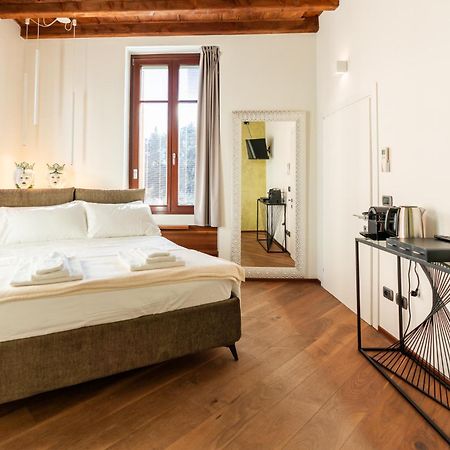 La Finestra Sul Ponte By Postcardsfrom Bed & Breakfast Verona Exterior photo