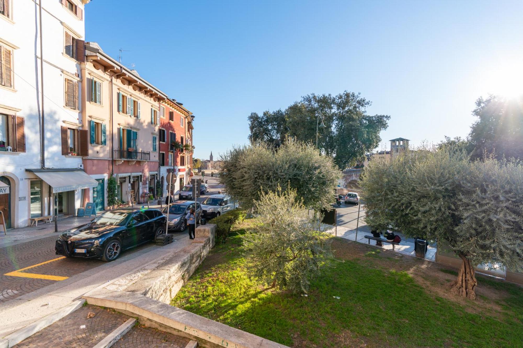 La Finestra Sul Ponte By Postcardsfrom Bed & Breakfast Verona Exterior photo