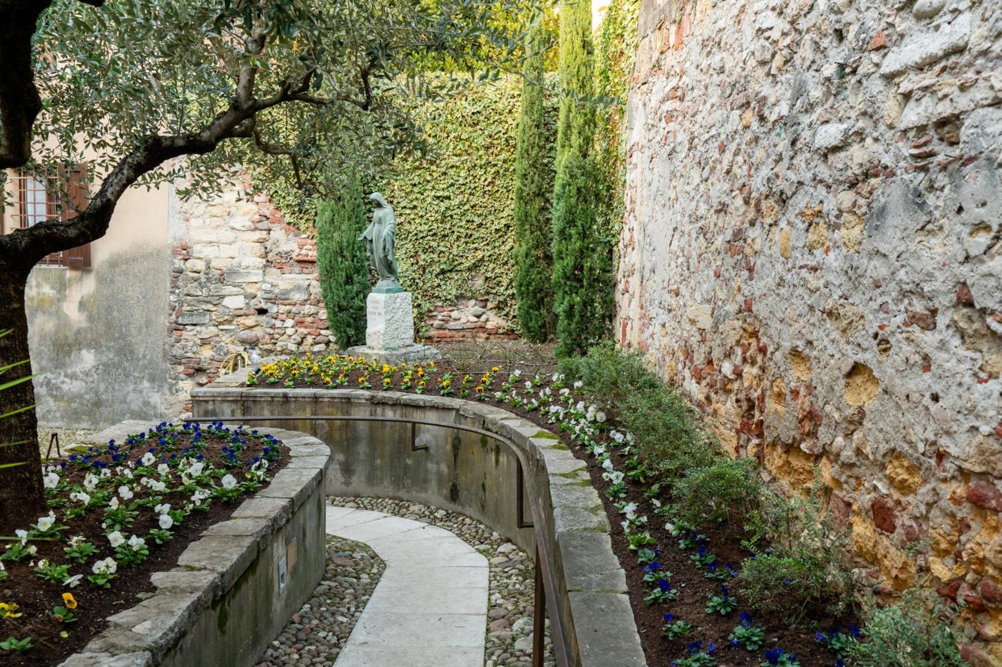 La Finestra Sul Ponte By Postcardsfrom Bed & Breakfast Verona Exterior photo