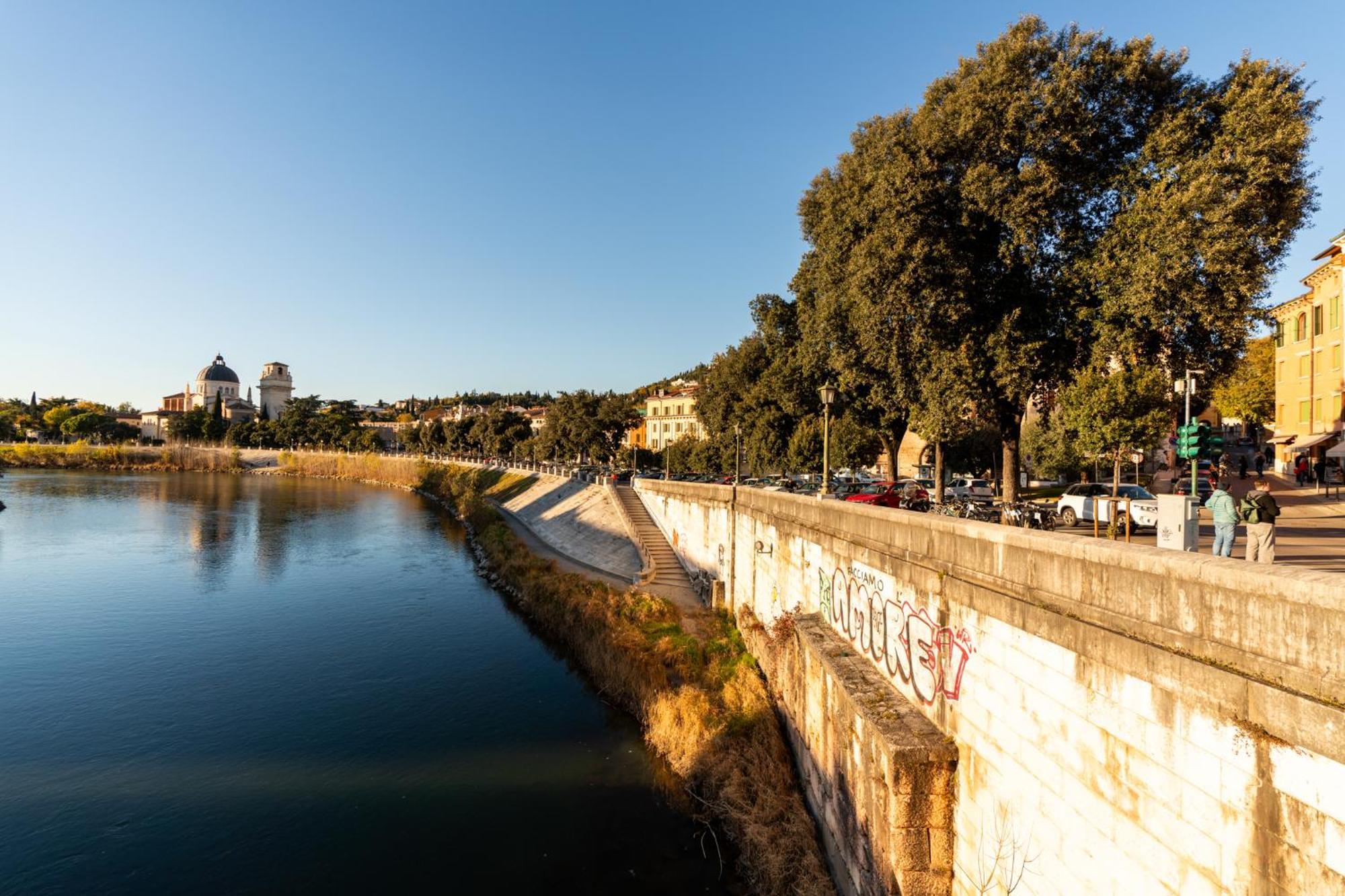 La Finestra Sul Ponte By Postcardsfrom Bed & Breakfast Verona Exterior photo