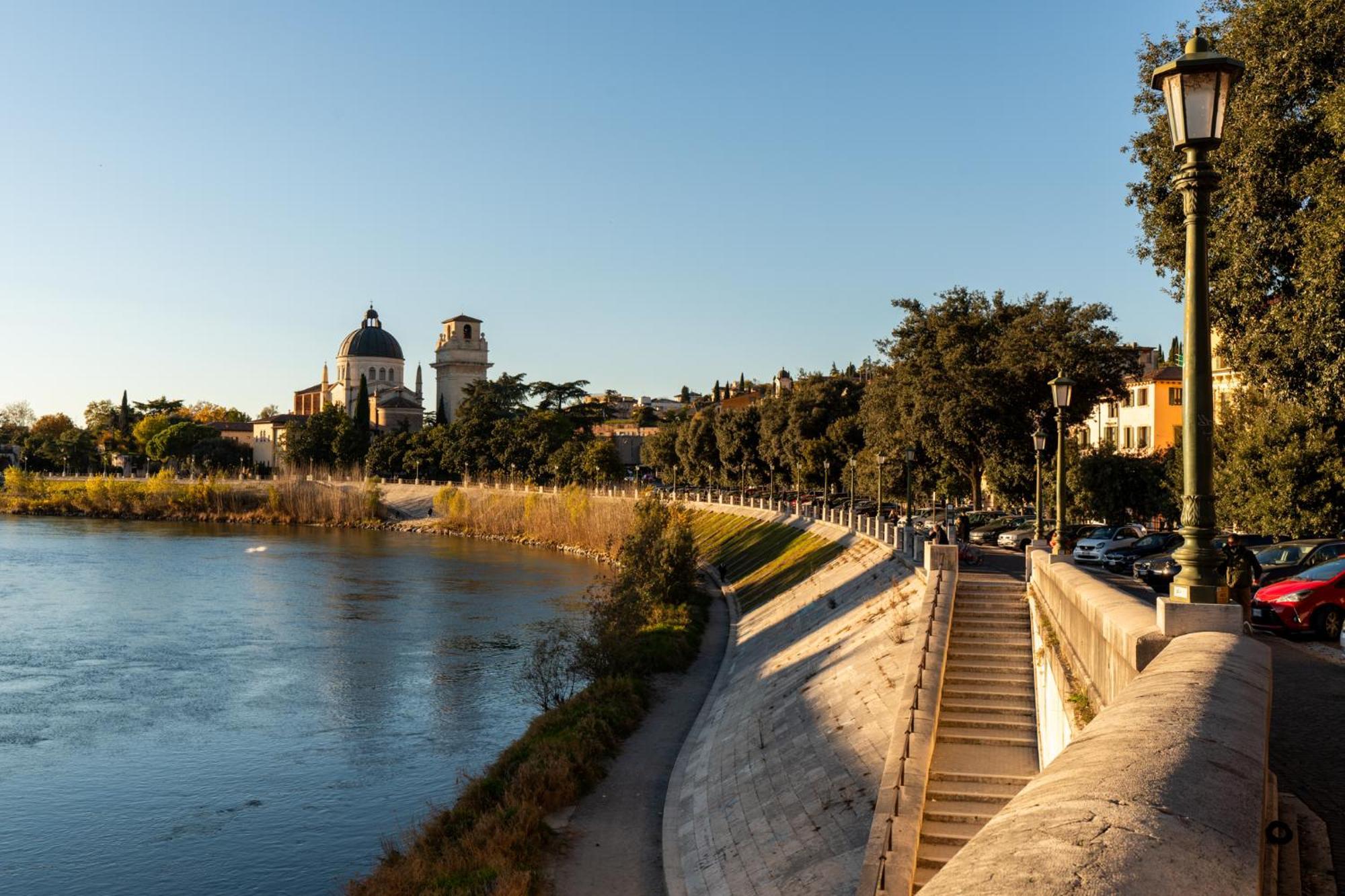 La Finestra Sul Ponte By Postcardsfrom Bed & Breakfast Verona Exterior photo