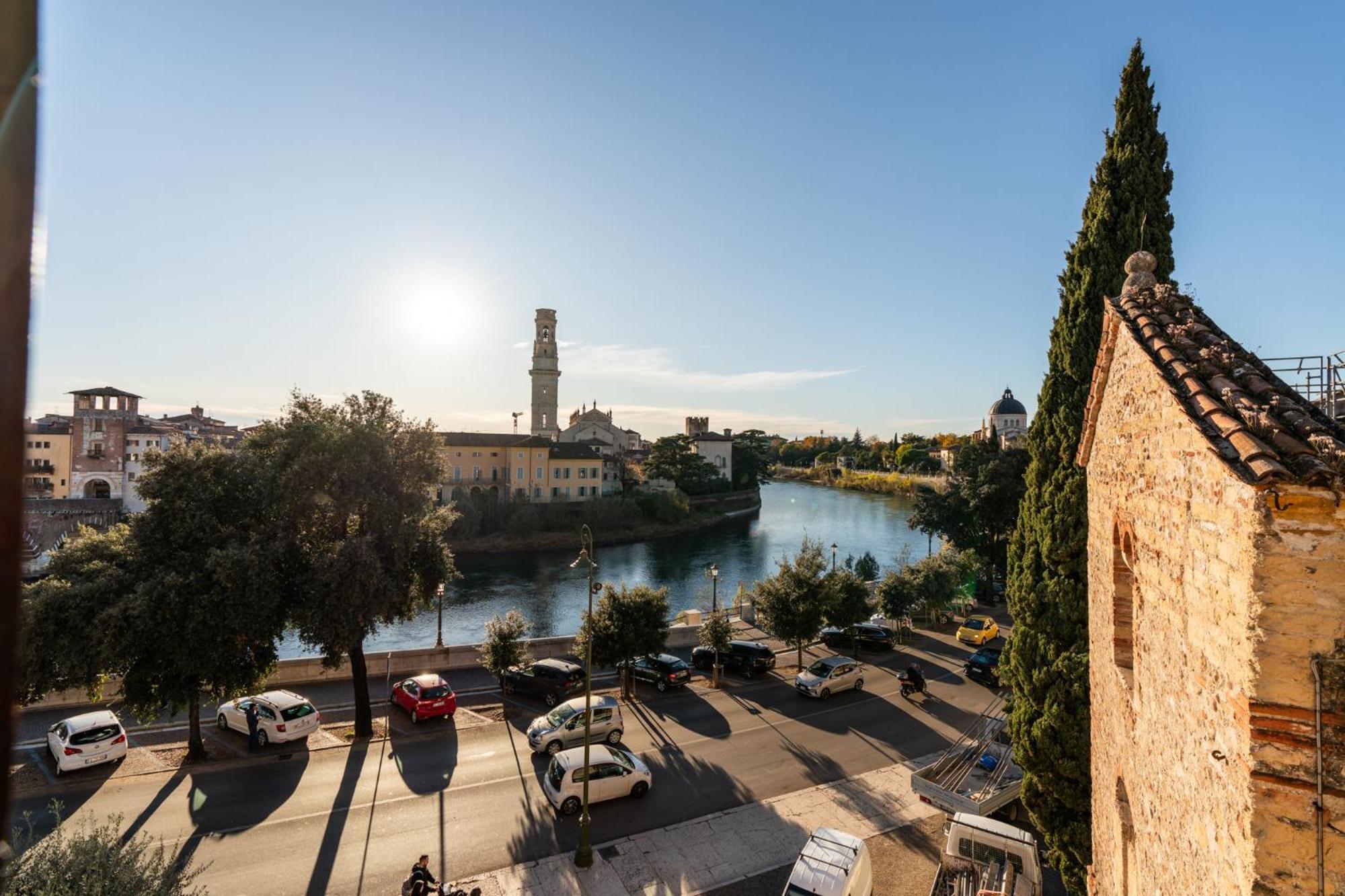 La Finestra Sul Ponte By Postcardsfrom Bed & Breakfast Verona Exterior photo