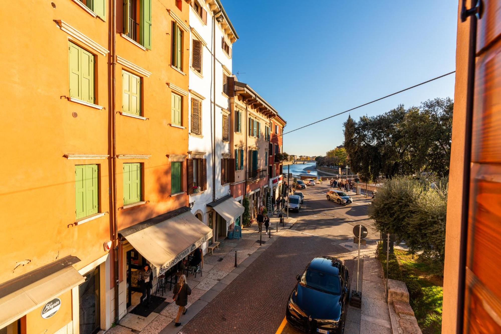 La Finestra Sul Ponte By Postcardsfrom Bed & Breakfast Verona Exterior photo
