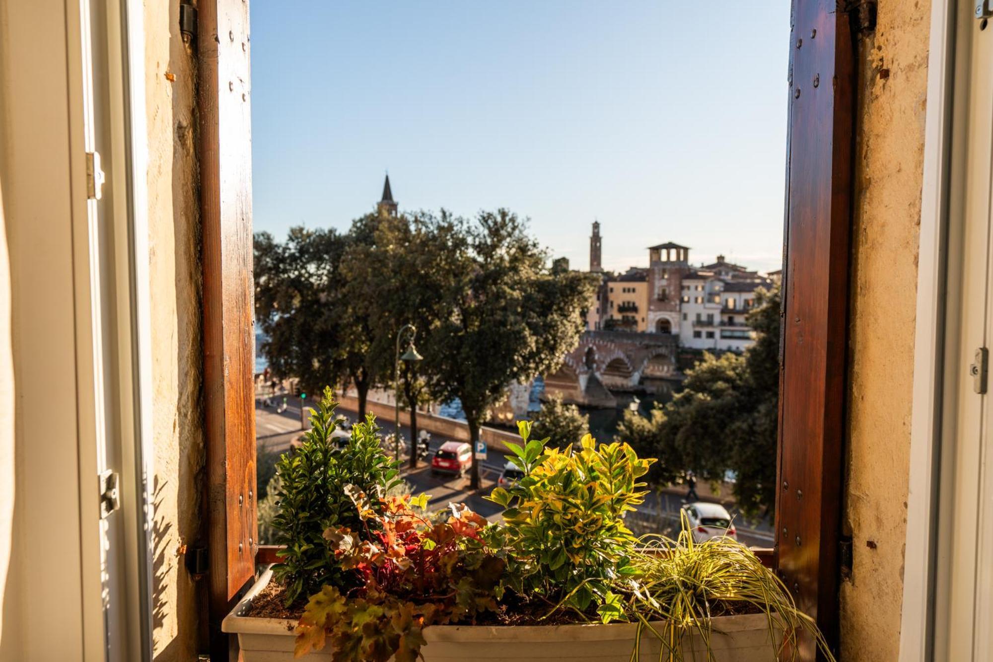 La Finestra Sul Ponte By Postcardsfrom Bed & Breakfast Verona Exterior photo