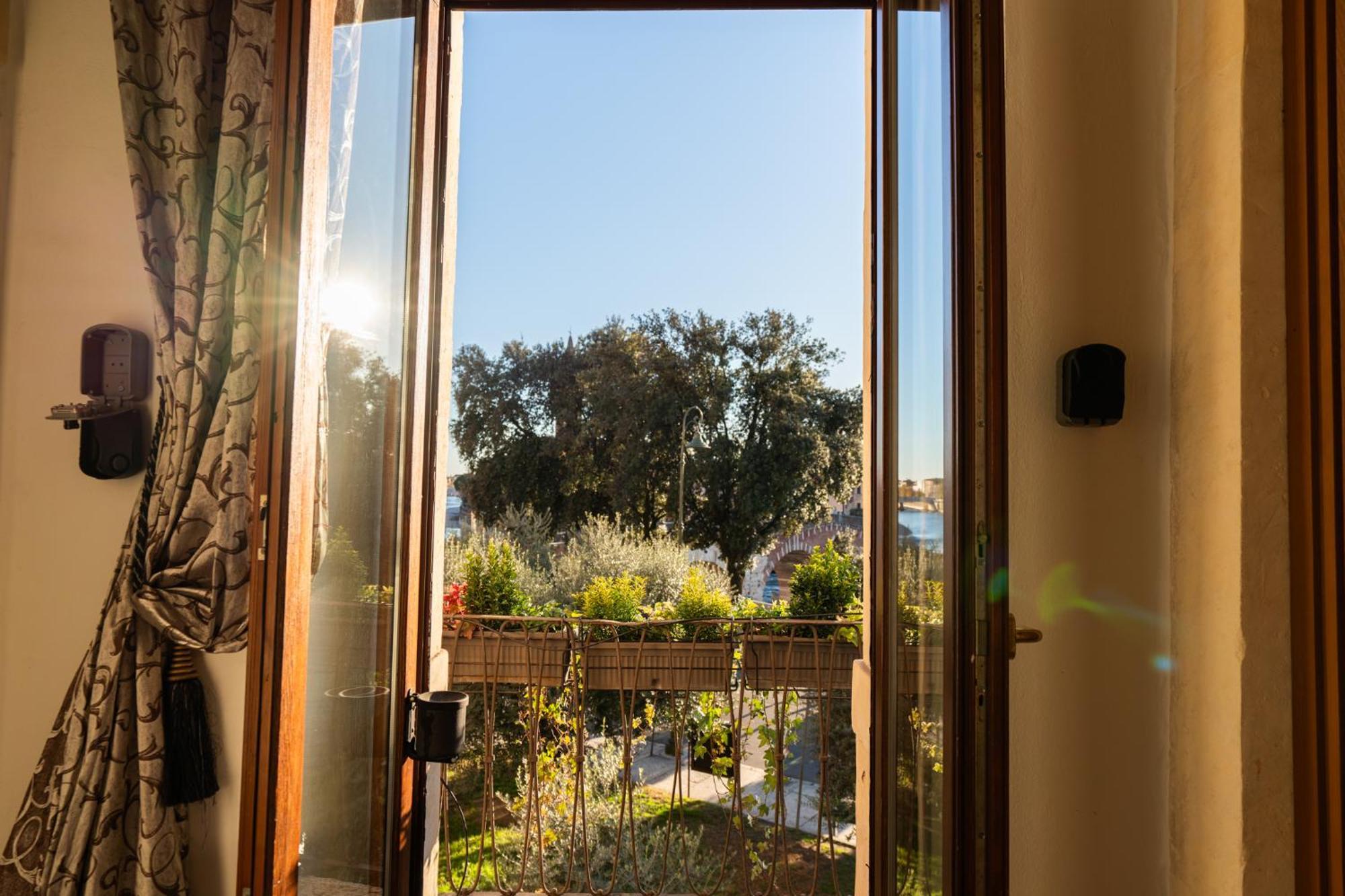 La Finestra Sul Ponte By Postcardsfrom Bed & Breakfast Verona Exterior photo