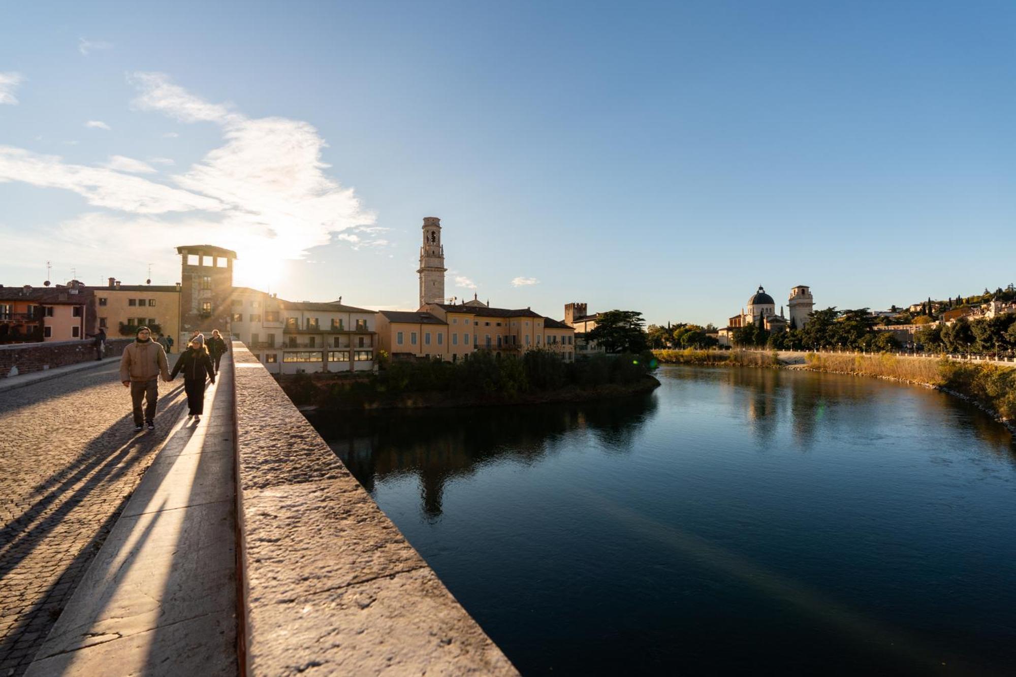 La Finestra Sul Ponte By Postcardsfrom Bed & Breakfast Verona Exterior photo