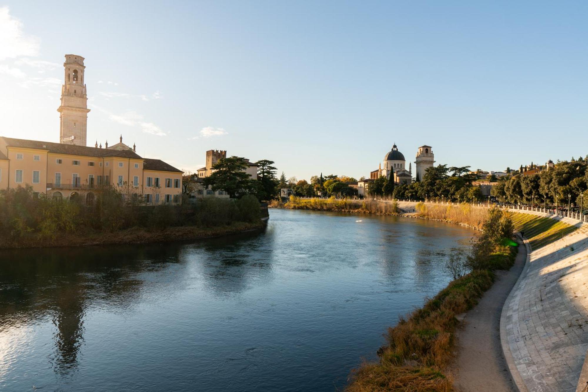 La Finestra Sul Ponte By Postcardsfrom Bed & Breakfast Verona Exterior photo