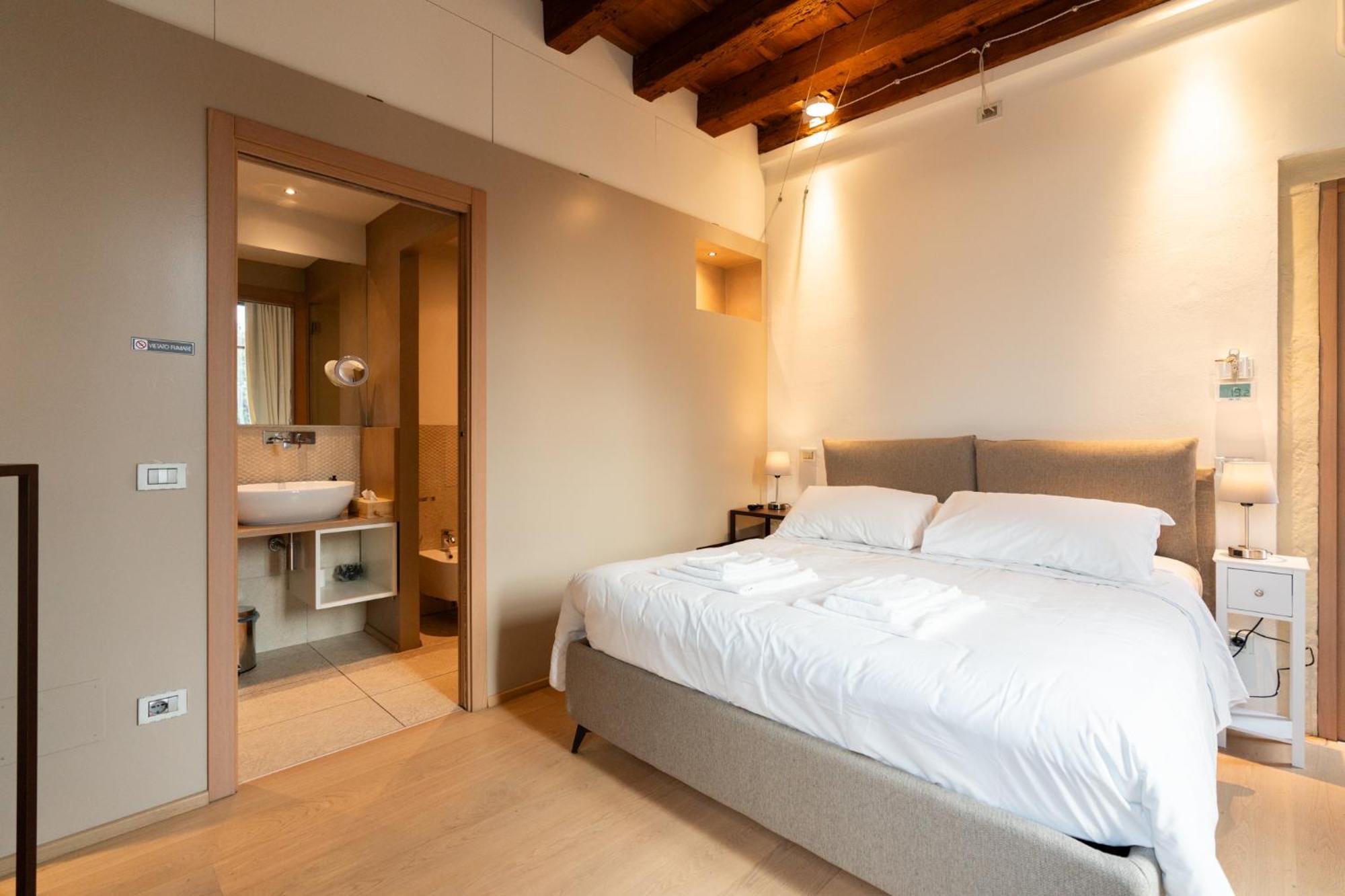 La Finestra Sul Ponte By Postcardsfrom Bed & Breakfast Verona Exterior photo